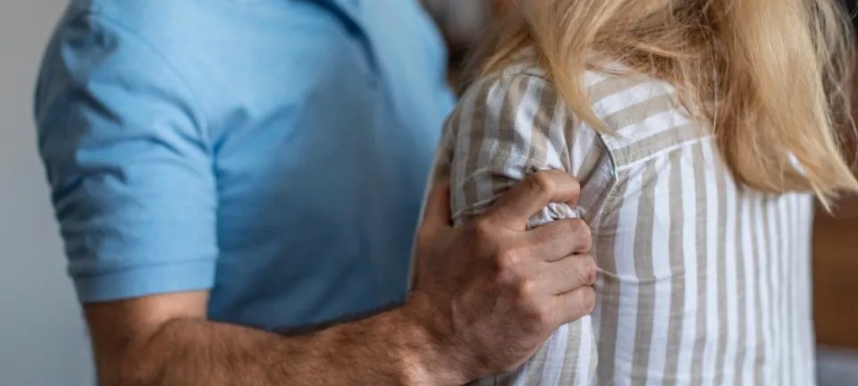 Mulheres fora do mercado têm três vezes mais risco de violência doméstica, indica pesquisa - Imagem do artigo original