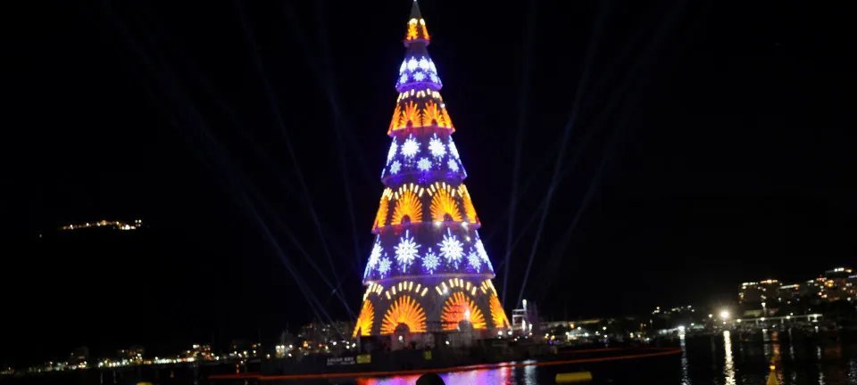 Rio de Janeiro instala árvore de Natal flutuante de 80 m na Enseada de Botafogo - Imagem do artigo original