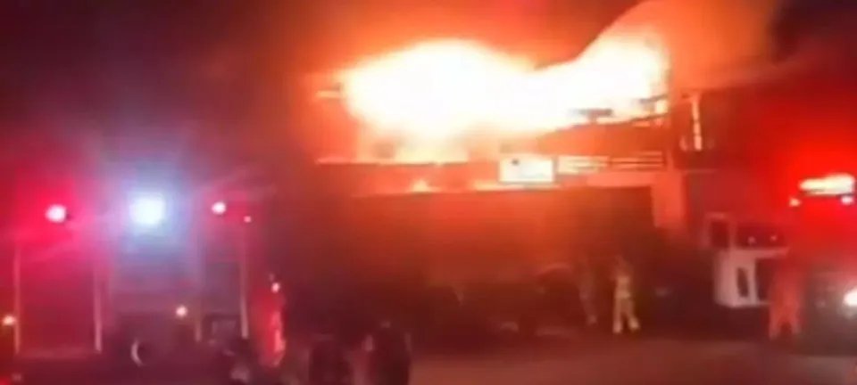 Incêndio destrói 28 lojas na Ceasa do Rio e mobiliza forças de emergência - Imagem do artigo original