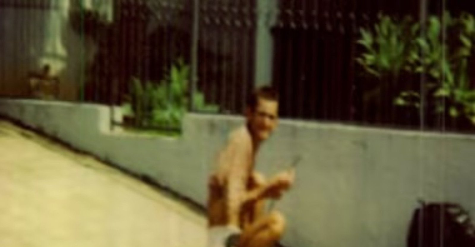 Relatório militar confirma: “ET de Varginha” era morador agachado na chuva - Imagem do artigo original