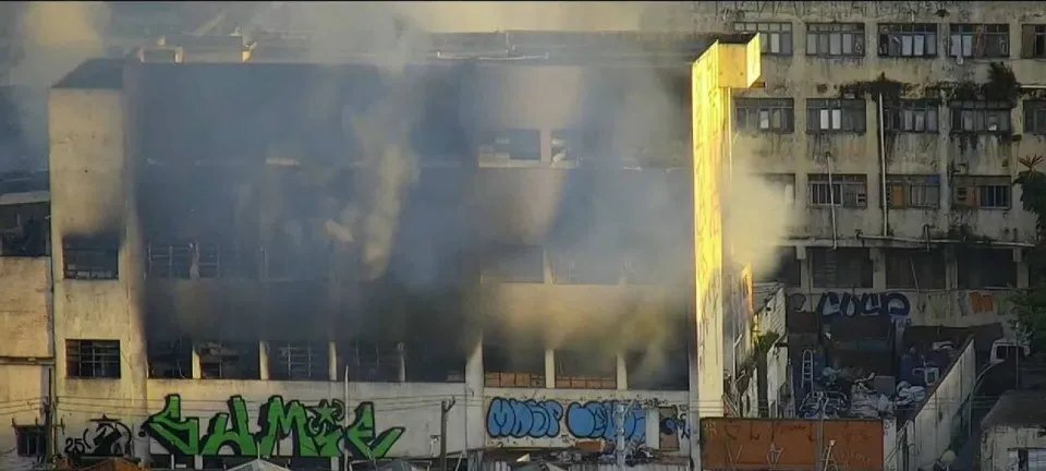Incêndio em prédio na Zona Leste de São Paulo mata adulto e bebê e causa bloqueios viários - Imagem do artigo original