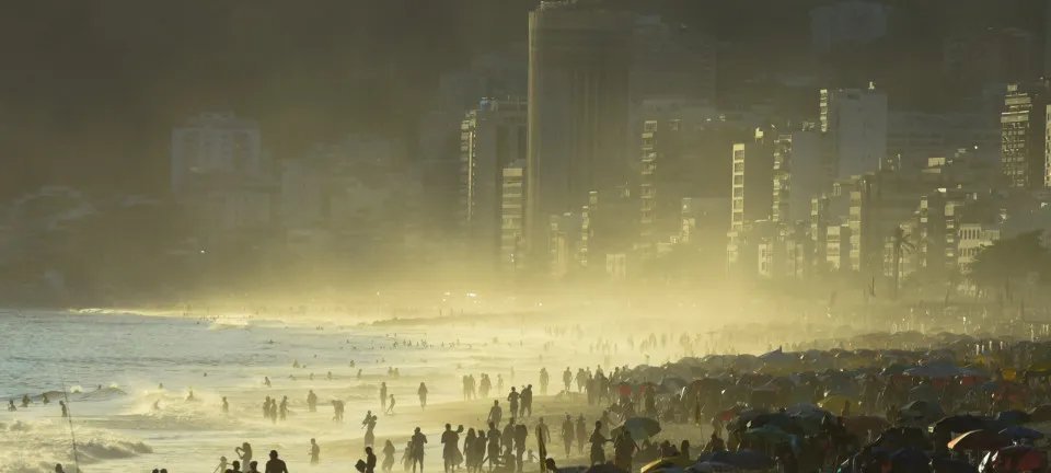 Onda de calor atinge 41,4 °C no Rio e falta de ônibus cria filas sob sol forte - Imagem do artigo original