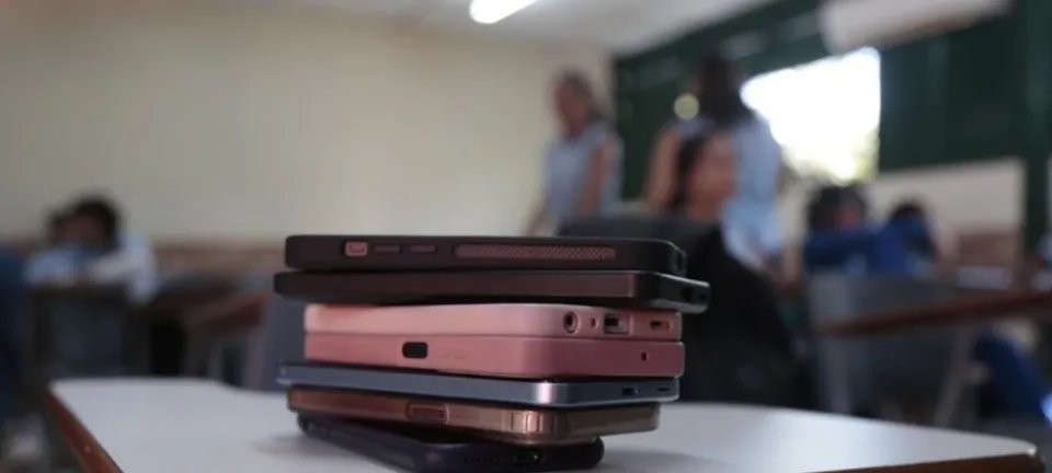 MEC inicia pesquisa nacional sobre efeitos da proibição de celulares nas escolas - Imagem do artigo original