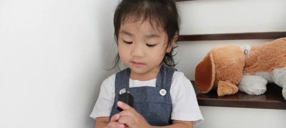 Bebê de um ano perfura o crânio com carregador de celular após queda da cama - Imagem do artigo original