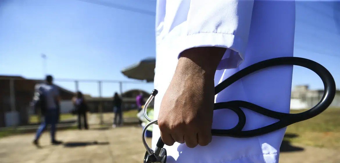 Enamed 2025: 163 cursos de Medicina alcançam notas máximas no primeiro exame nacional - Imagem do artigo original