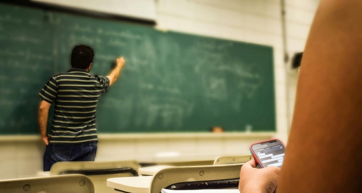 Piso dos professores sobe para R$ 5.130,63 em 2026 com nova regra de reajuste - Imagem do artigo original