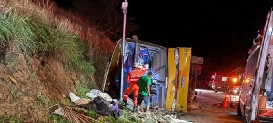 Ônibus clandestino tomba em Minas Gerais e deixa cinco mortos, incluindo bebê - Imagem do artigo original