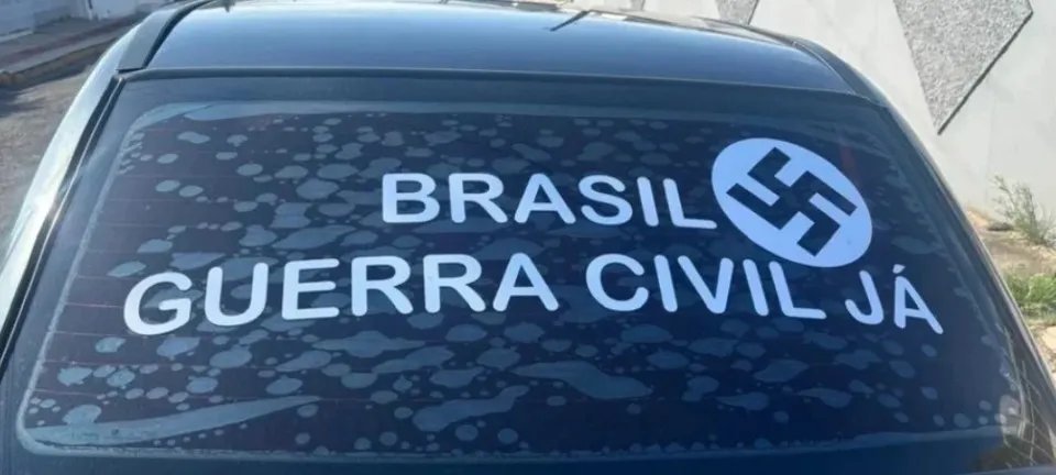 Polícia prende idoso em SC por adesivo com suástica nazista no carro - Imagem do artigo original