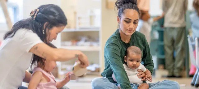 Mães denunciam rivalidade e exclusão em grupos de apoio - Imagem do artigo original