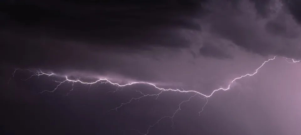 Raio mata jovem em praia do RS e temporal corta luz de 23 mil em SP - Imagem do artigo original