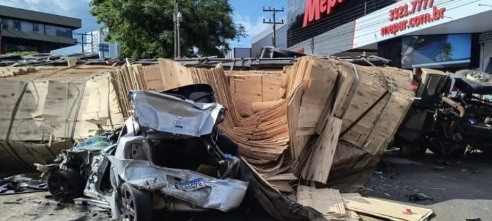 Caminhão desgovernado fere dez pessoas e destrói oito veículos em Chapecó - Imagem do artigo original